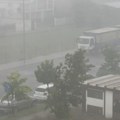 (Video) Nebo se odjednom zacrnelo! Pogledajte snimak superćelijske oluje u Podgorici! Jako olujno nevreme zahvatilo pogranični…