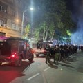 UŽIVO Incidenti na Bulevaru – lete baklje, čuju se topovski udari, samo nekoliko minuta po završetku protesta (FOTO, VIDEO)…