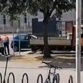 VIDEO: Vlast uklanja sve što bi moglo da "posluži" za blokade: Od betonskih kanti do metalnih ograda