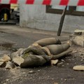 Nestala glava statue „Mlada žena“ Riste Stijovića koja je pala sa zgrade u Kneza Miloša 78