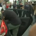 Narod organizovao linč u Grčkoj! Građani napali mladiće optužene za podmetanje požara (video)