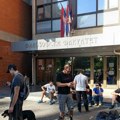Studenti u blokadi Filozofskog fakulteta u Novom Sadu tvrde: Dekan uleteo na fakultet sa par profesora i zamenio bravu (foto)
