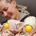 "Ништа ми више није јасно": Певачица родила близнакиње и сликала се са њима пред излазак, а због поруке многе насмејала