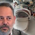 Branko Babić usnimio bliznace 20 dana nakon rođena pored jelke, onda otvorio poklone: "Rođeni u Srbiji brale"