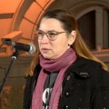 „Režim nije uspeo da nam ugasi nadu“: Profesorka Jelena Kleut se obratila u Novom Sadu, okupljeni skandirali njeno ime