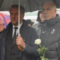 Ostoja Mijailović držao kišobran Penjaroji na sahrani, trener Partizana se belom ružom opostio od Vujoševića