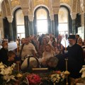 Redovi ispred Hrama se ne smanjuju, a svi se pitaju samo jedno: Evo da li će osveštanih trakica biti dovoljno za sve