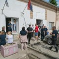 REPORTAŽA IZ SEČNJA: I „Naprednjaci“ postavili štand pa pristojno i domaćinski dočekali novinara Volim Zrenjanin SNS štand u…