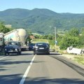 Jeziv sudar s cisternom kod Topole: Od siline udara automobil završio na krovu (foto)