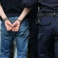 Provalio u poslastičarnicu, pa ukradene kolače delio prolaznicima: Policija brzo reagovala