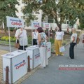 Dok su građani odavali poštu stradalima, ispred spomenika Žarku Zrenjaninu postavljeni promotivni SNS štandovi Promo štandovi…