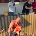 Desingerica im gura lubenicu u usta, pa ih poliva alkoholom! Publika u transu na nastupu u Crnoj Gori: Šok scene sa primorja…
