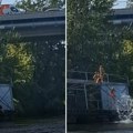 Opasna igra podigla Srbiju na noge: Deca skaču na glavu u Ibar sa nasukanog splava, a dubinu niko ne zna (video)