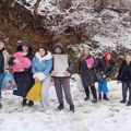 Ученици Техничке школе „15. мај“ у Прокупљу посетили другарицу која се лечи и због болести похађа онлајн наставу