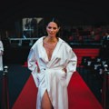 Apsolutna dominacija na crvenom tepihu: Danijela Dimitrovska mamila uzdahe i izazvala pravo oduševljenje na otvaranju Banja…