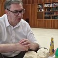 Vučić POLITIČKI NOKAUTIRAO OPOZICIONE HEJTERE Predsednik Srbije dokazao da jede ono što jede i narod