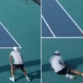 Zastrašujuća scena na terenu: Teniser se srušio usred meča, završio u kolicima!