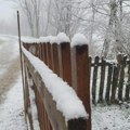 Снег пада у планинским пределима Моравичког округа