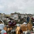 Јак торнадо узроковао многе смртне случајеве и штету у Иови у САД-у