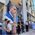 Oslikan mural novinaru Miloradu Doderoviću na zgradi u kojoj je živeo