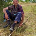 Ovčar Stojan čuva ovce za dnevnicu: U srpsko selo došao iz Makedonije, umesto sata vodi se sunčevim zracima