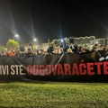 Protest u Novom Sadu: Fekalijama na gradsku kuću, incidenti i privođenja