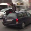 Oglasio se otac povređene devojke koju je udario auto na blokadama "Moja ćerka je sada dobro zahvaljujući brzoj reakciji…