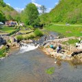 Tradicionalno - karnevalska atmosfera na Savincu! Evo kako se slavi Prvi maj: Pivo u reci, muzika grmi... (video)