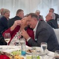 Raširi ruke, majko stara! Pogledajte kako Milorad Dodik proslavlja Đurđevdan zagrljen s majkom peva pesmu Zorice Brunclik…