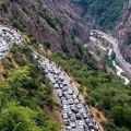 Opšta bežanija: Kolone automobila napuštaju Teheran, benzinske pumpe preplavljene, a Izraelci poručuju: "Da sam Iranac…