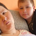 Mali Dino (11) prodaje svoje plišane igračke kako bi spasio mamu Tihanu: "Ne bih voleo da je negde drugde"