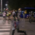 Eskalacija na Novom Beogradu: Policija napadnuta pirotehnikom i topovskim udarima, bačen suzavac (foto,video)