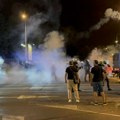Eksalacija na Novom Beogradu: Policija napadnuta pirotehnikom i topovskim udarima, bačen suzavac (foto,video)