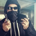 Njih trojica se terete za razbojništvo Prišli devojci, isprskali je biber sprejem, pretili pištoljem, pa je opljačkali