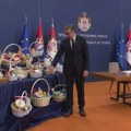 "Jeftine" korpice bez premijera i ministra finansija: Vučić predstavio ekonomske mere iako je nenadležan