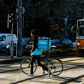 Zašto dostavljači nose duge rukave i po najvećim vrućinama? Njihov razlog će vas iznenaditi!