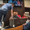 Napeto u Kraljevu: Policija ne da opozicionim odbornicima da uđu u zgradu