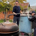 Princ Filip Karađorđević peče rakiju: Na porodičnom imanju postavio kazan i pripremio voće, pa pokazao sinu kako se sprema…