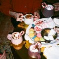 Retro food is back: Zašto Gen Z ponovo oživljava hranu iz 80-ih?