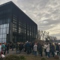 Protest ispred Rektorata u Novom Sadu, profesorka Kleut poručila: Senat pokazao da može da odlučuje pukom većinom i potpuno…