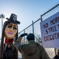 Демонстрације широм САД против ИЦЕ, уз слоган ‘нема рада, нема школе, нема куповине’