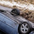 Automobil izleteo iz krivine i prevrnuo se na krov
