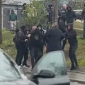 Novinara Zoomera napali maskirani batinaši u Bajinoj Bašti: Pogledajte snimak kada nasilnici udaraju ljude VIDEO
