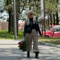 Džidža u javnosti posle gubitka bebe: Pevačica stigla na sahranu Ljiljane Marković, u ruci nosi ruže