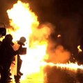 Haos ispred kancelarije Edija Rame: Leteli Molotovljevi kokteli i suzavci, ulice blokirane (video)