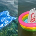 Zašto turisti nose kesu u more? Trik na plaži postao viralan, a ceo svet savetuje "balkanski metod"