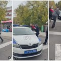 VIDEO Muškarac blokirao raskrsnicu nakon što je stigao autobus ispred centrale SNS-a. Policija ga privela, ali im je pobegao…