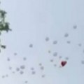 Na nebu iznad „Ribnikara“ beli baloni i crveno srce