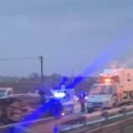 U udesu kod velike plane jedna osoba poginula: Auto se prevrnuo nasred auto-puta, krhotine posvuda, prikolica smrskana (video)