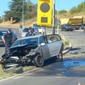 Saobraćajka kod Kovid bolnice, vozilo krenulo nizbrdo i napravilo rusvaj (VIDEO)